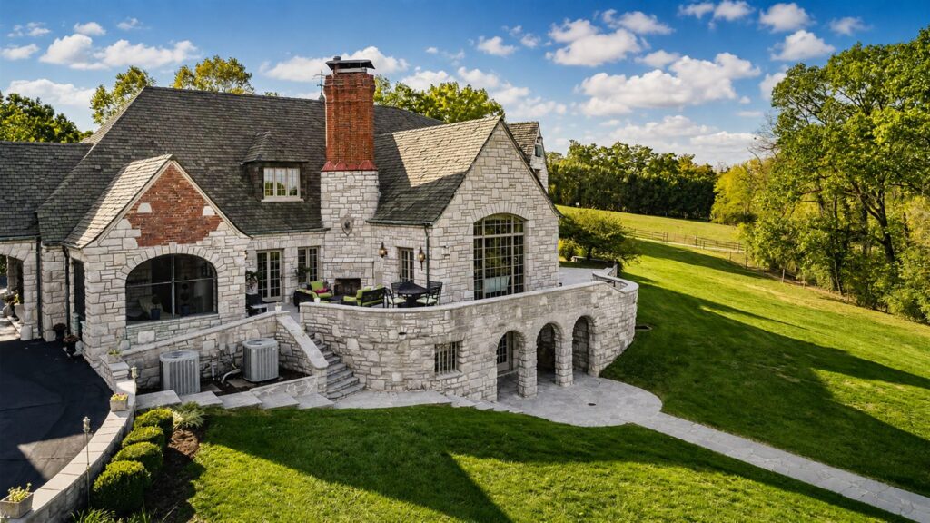 Custom home in St. Louis with Loewen windows and doors